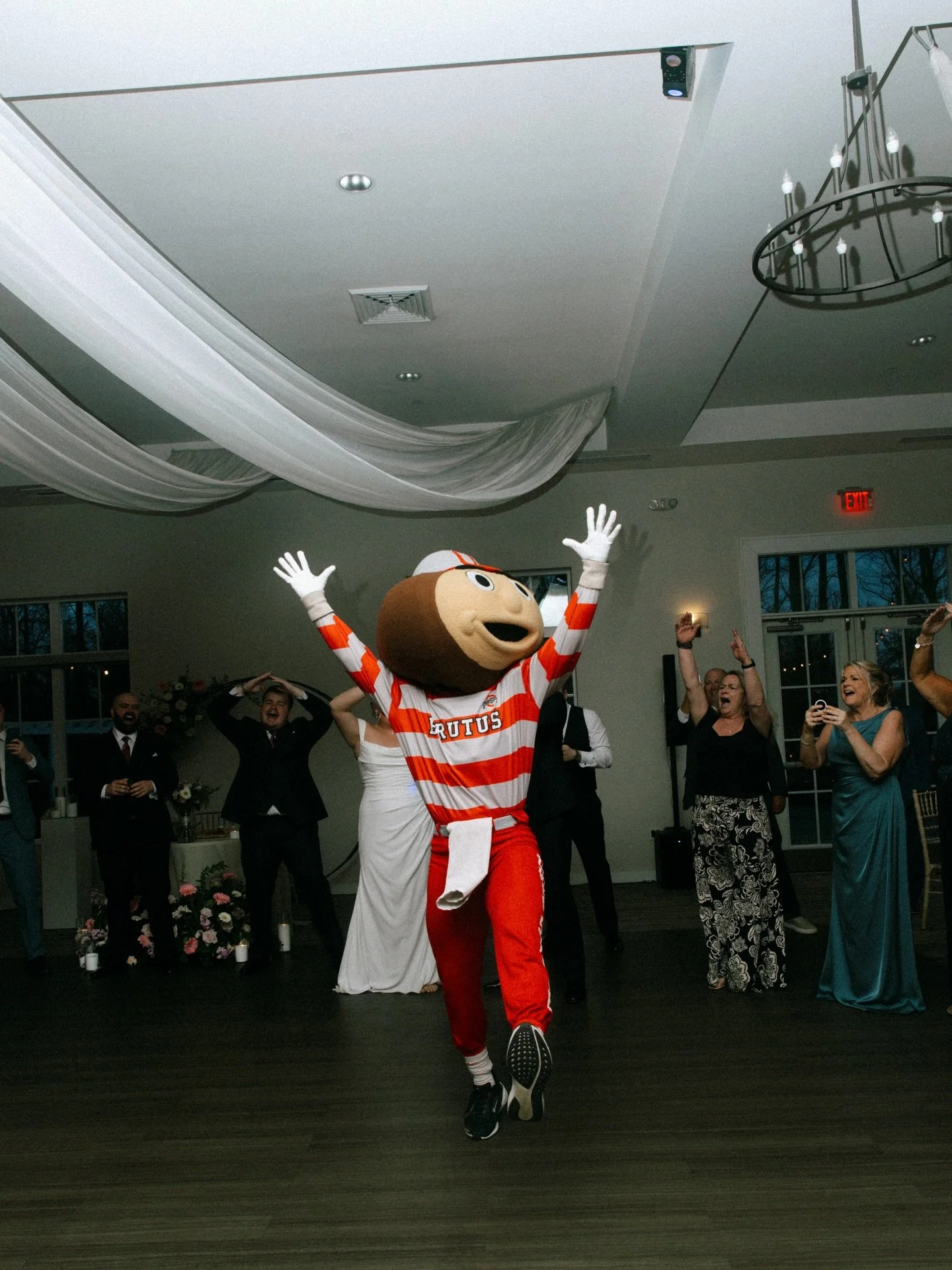 Brooke &amp; Nate sure know how to throw a party. Got to hang with a local celeb at this weekends wedding &amp; boy was he a good time! Can&rsquo;t wait to share more of their day!

🅾️-H