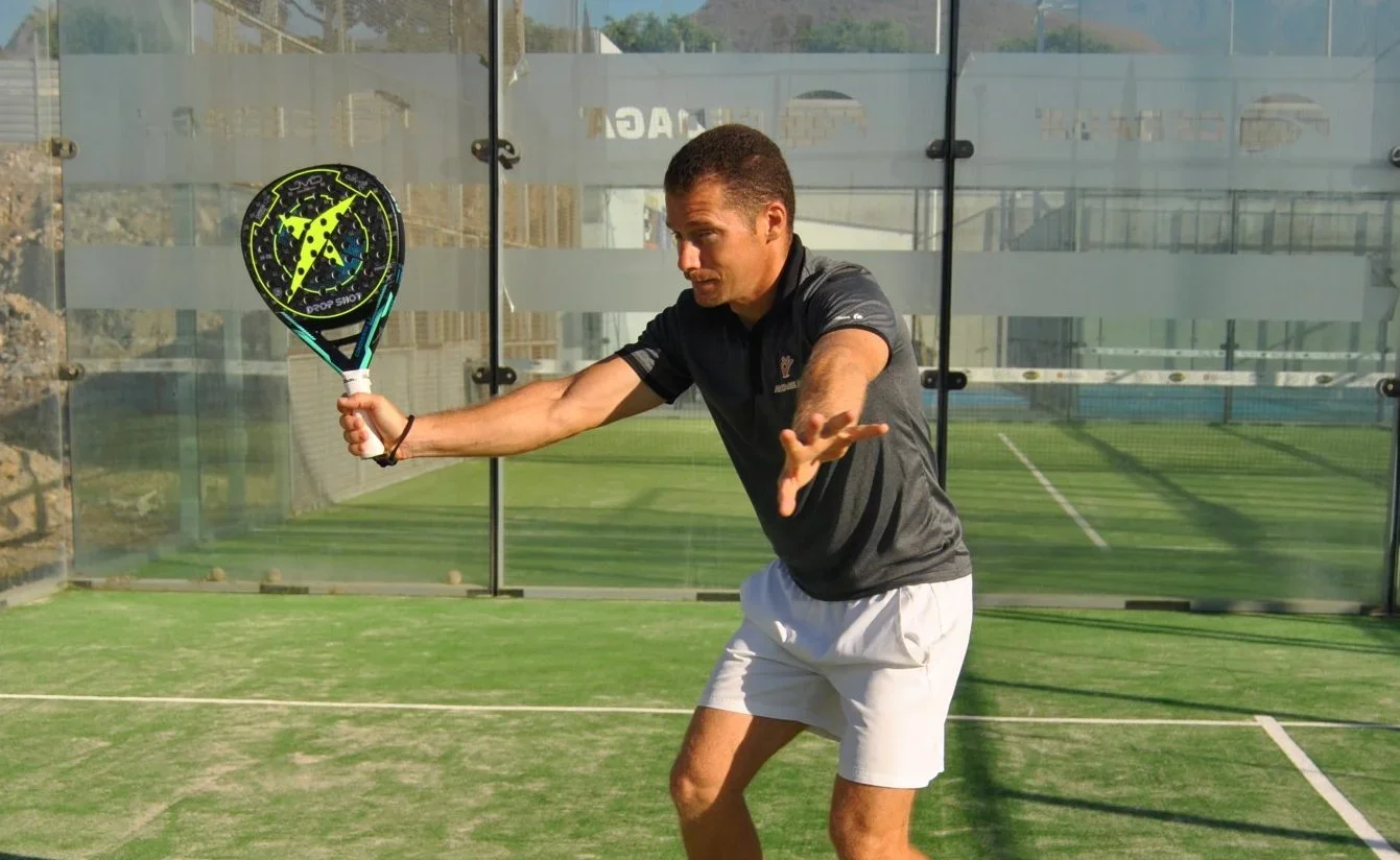 Which Padel Forehand Should You Use? (Flat vs Topspin)