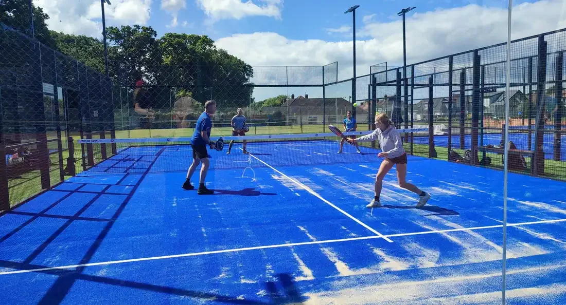 Crosscourt Return in Padel: How to Hit a Safe and Effective Return