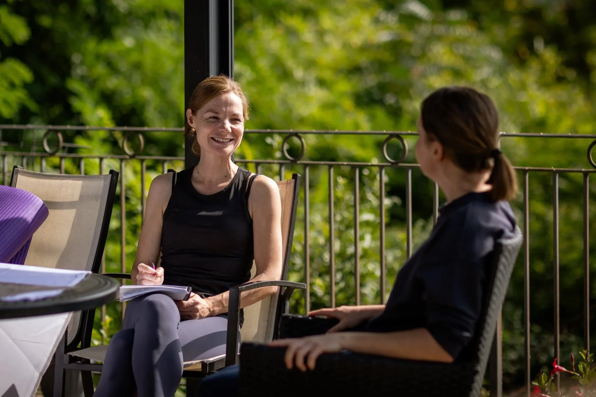 Jenny chatting with a client during a women’s health and movement support session on her Retreat in Tuscany.