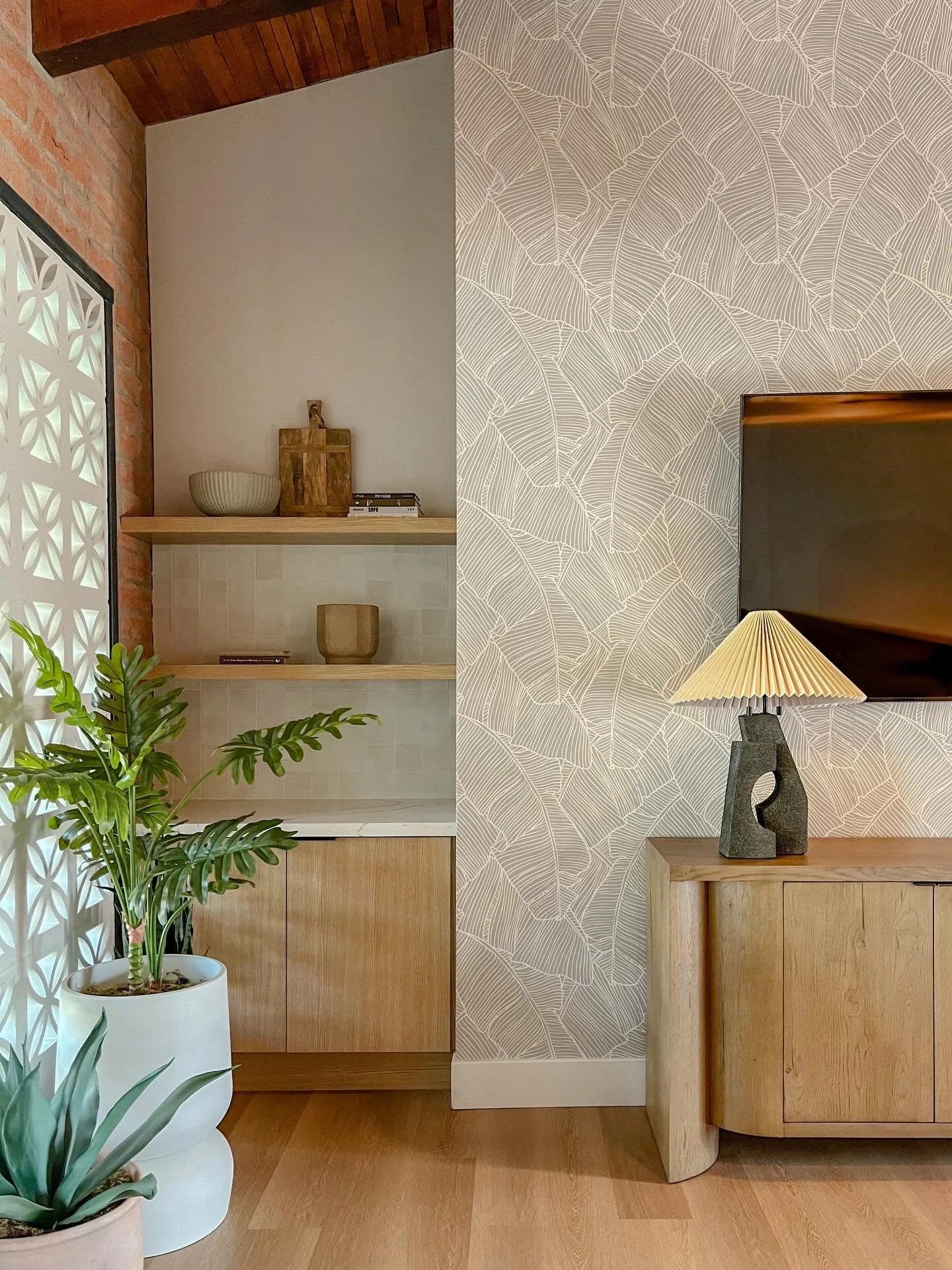 I was raised in the desert, of course I love an organic modern palette 🌾

Brick. Breeze block. Botanicals. Textured tile. Wood. Beams. 〰 Layered, earthy, and cohesive.

#SanDiegoInteriorDesigner #OrganicModern #TexturedInteriors #NeutralInteriors #D