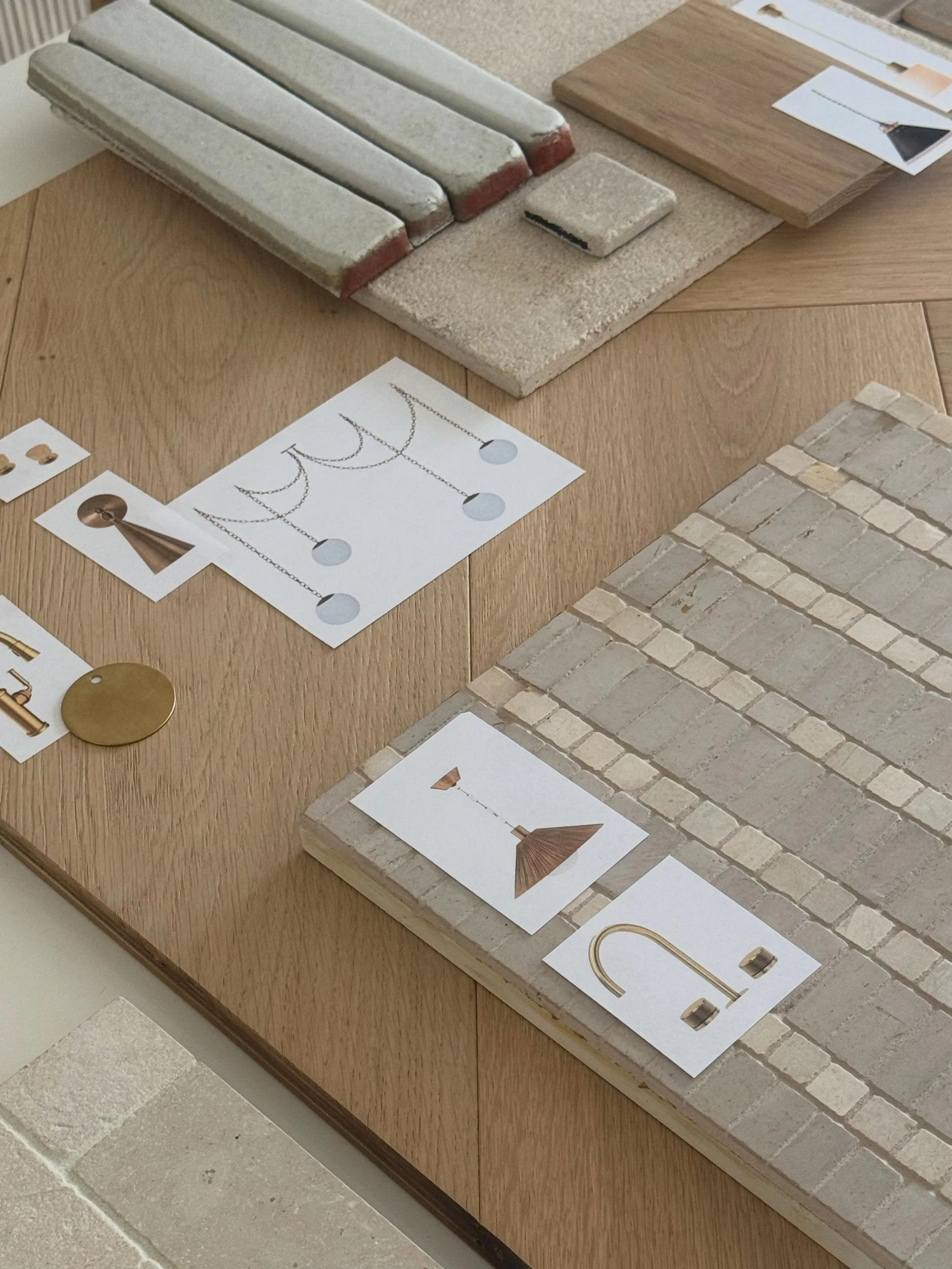First look at our Denali project! Which room is your favorite? Sharing the kitchen, guest + powder bath schemes from our design presentation this week, along with bts of how our material selections translate to mockups and renderings. 

Organic Moder