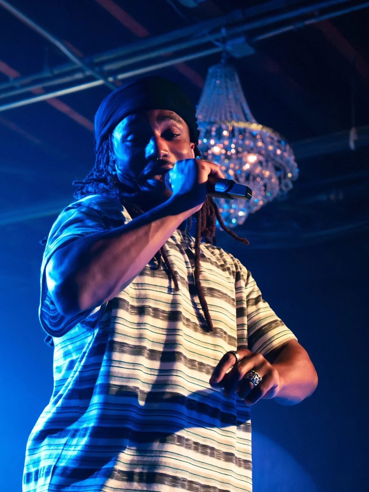 the place to be? @jordanward &lsquo;s apartment 🛋️

@jordanward brought &lsquo;The Apartment Tour&rsquo; to Denver and made it feel like his living room. every song made it feel like home :) 

see &amp; read more on girlswhotour.com 💻

📸 @jennysme