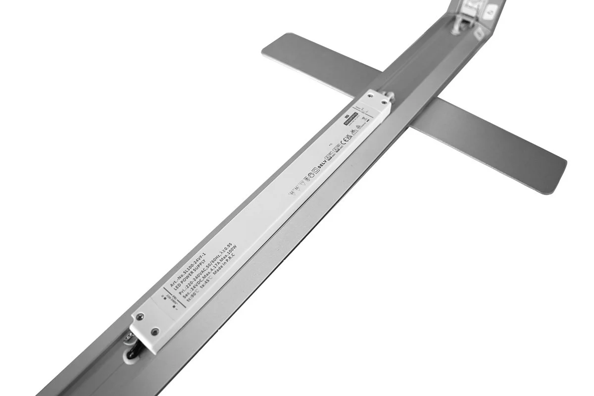 Dispositivo di alimentazione elettrica con cavo e pannello di controllo