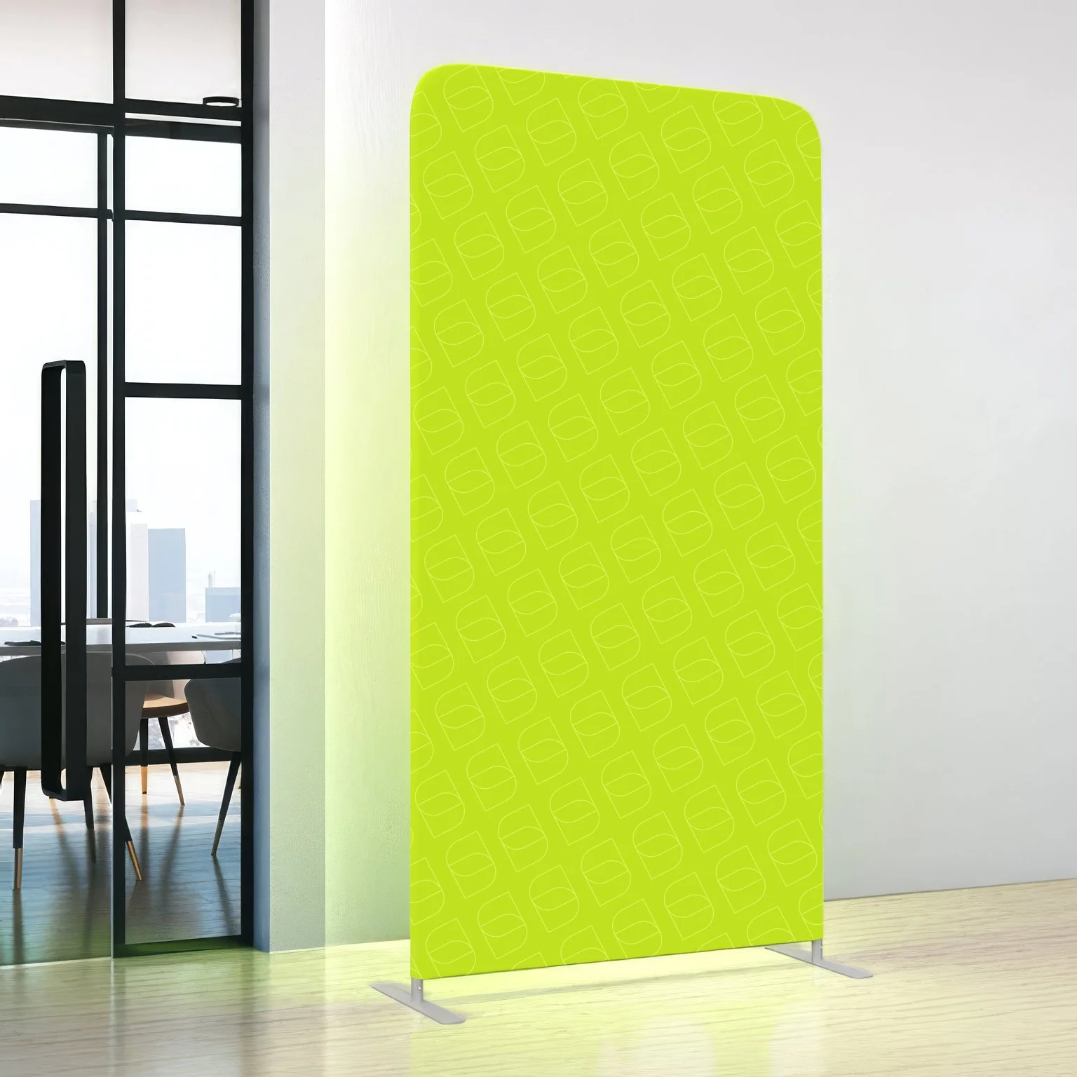 Parete pubblicitaria verde con motivo di linee geometriche, posizionato vicino a una parete bianca in un ambiente moderno.