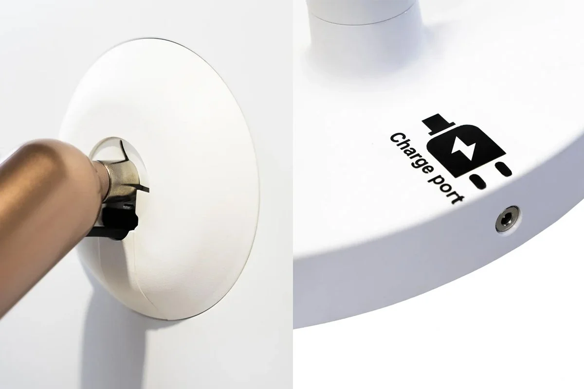 Presa di ricarica per veicoli elettrici con indicazione di porta di ricarica e simbolo di batteria che si sta caricando.