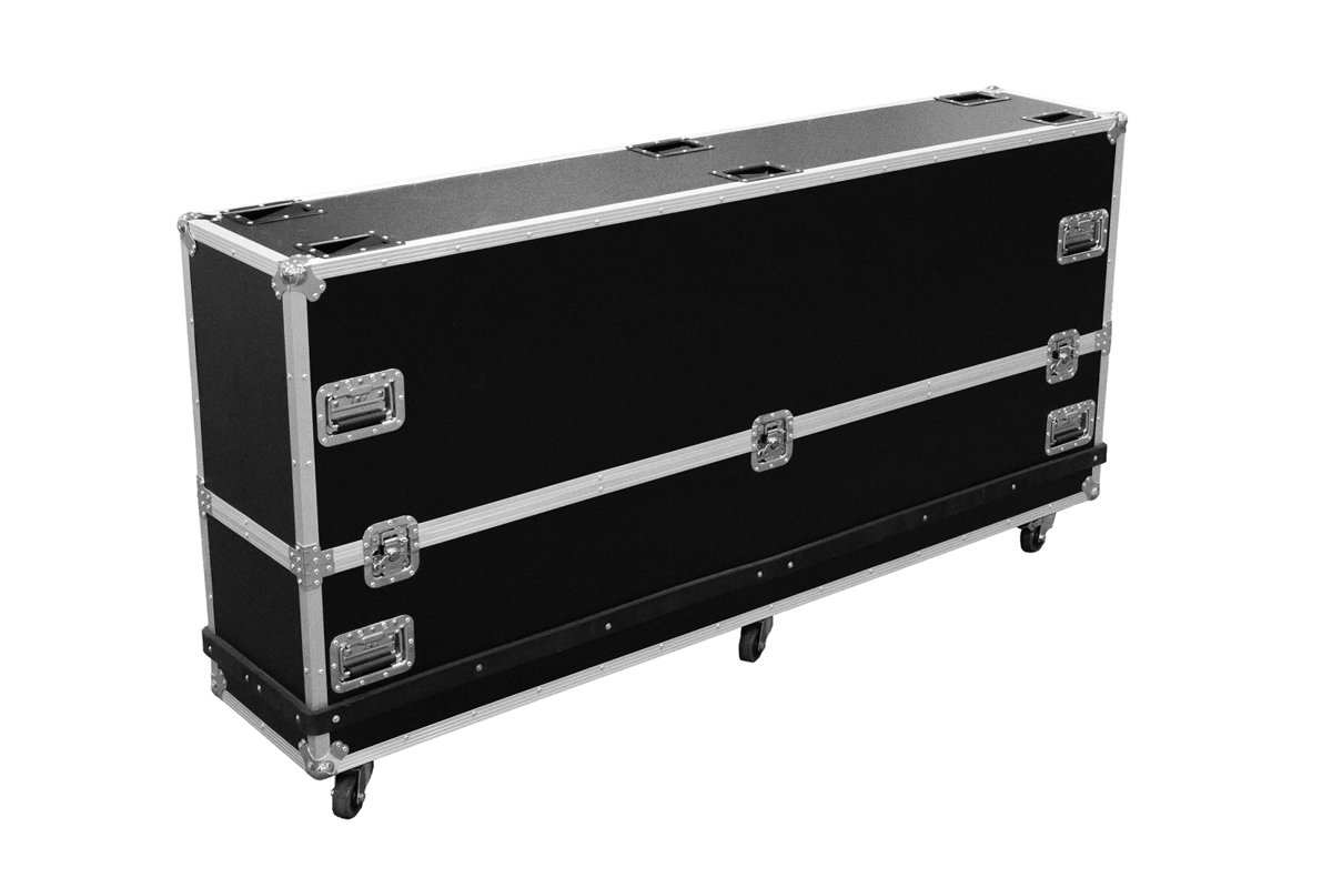 Una grande cassa nera con rinforzi metallici e ruote.