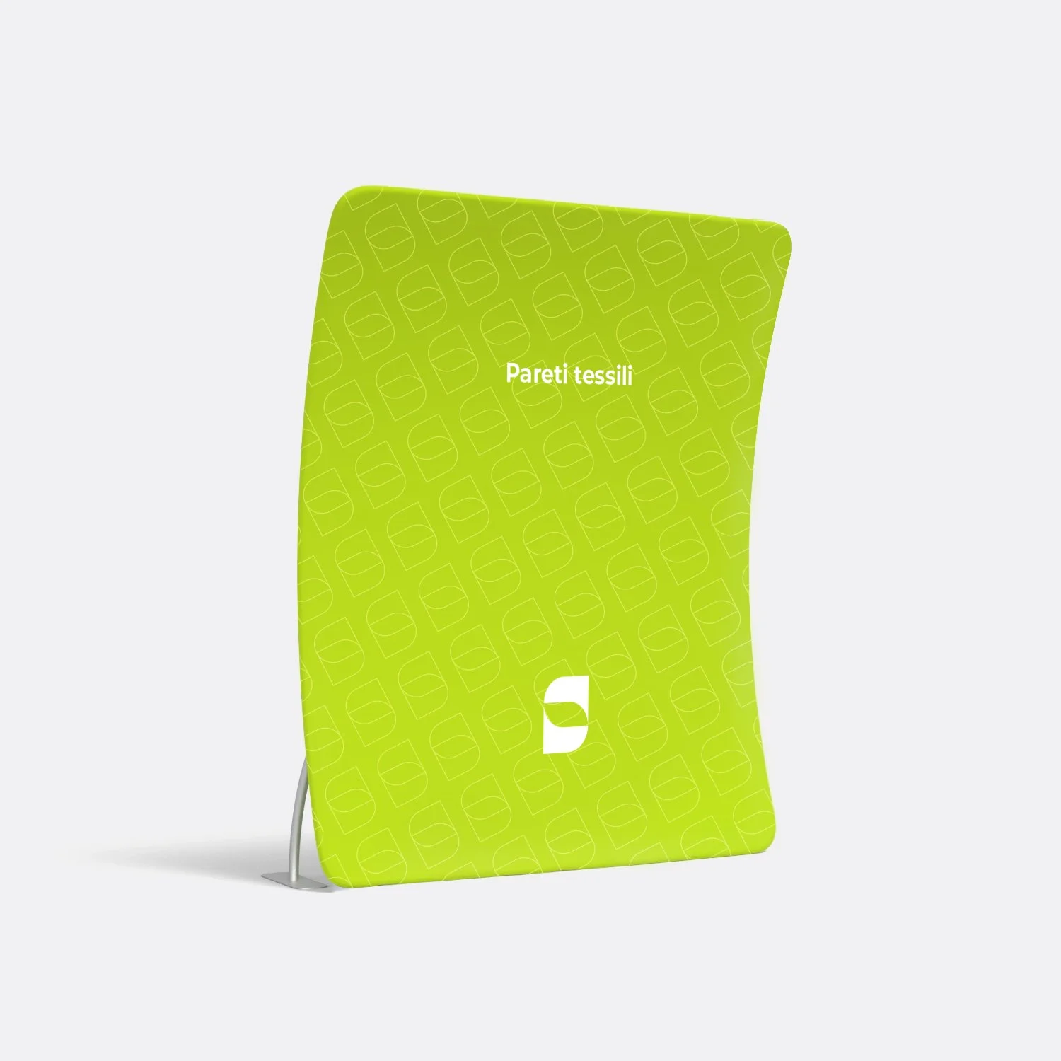 Parete con sfondo verde e scritta 'Pareti tessili' e logo bianco in basso.