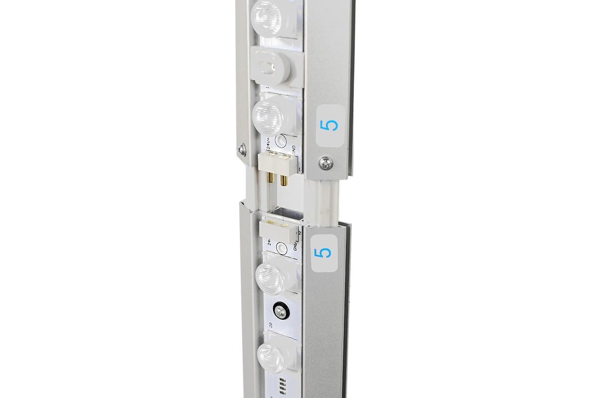 Componenti elettronici e circuiti su una pista. La maggior parte dei componenti sono di colore bianco con etichette nere.