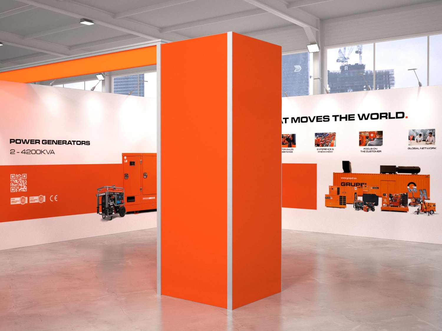 Stand espositivo con pareti bianche e arancioni che promuove gruppi produttori di generatori di potenza, con immagini di generatori e testi come 'Power Generators 2-4200 KVA' e parti di un ingranditore su una parete.