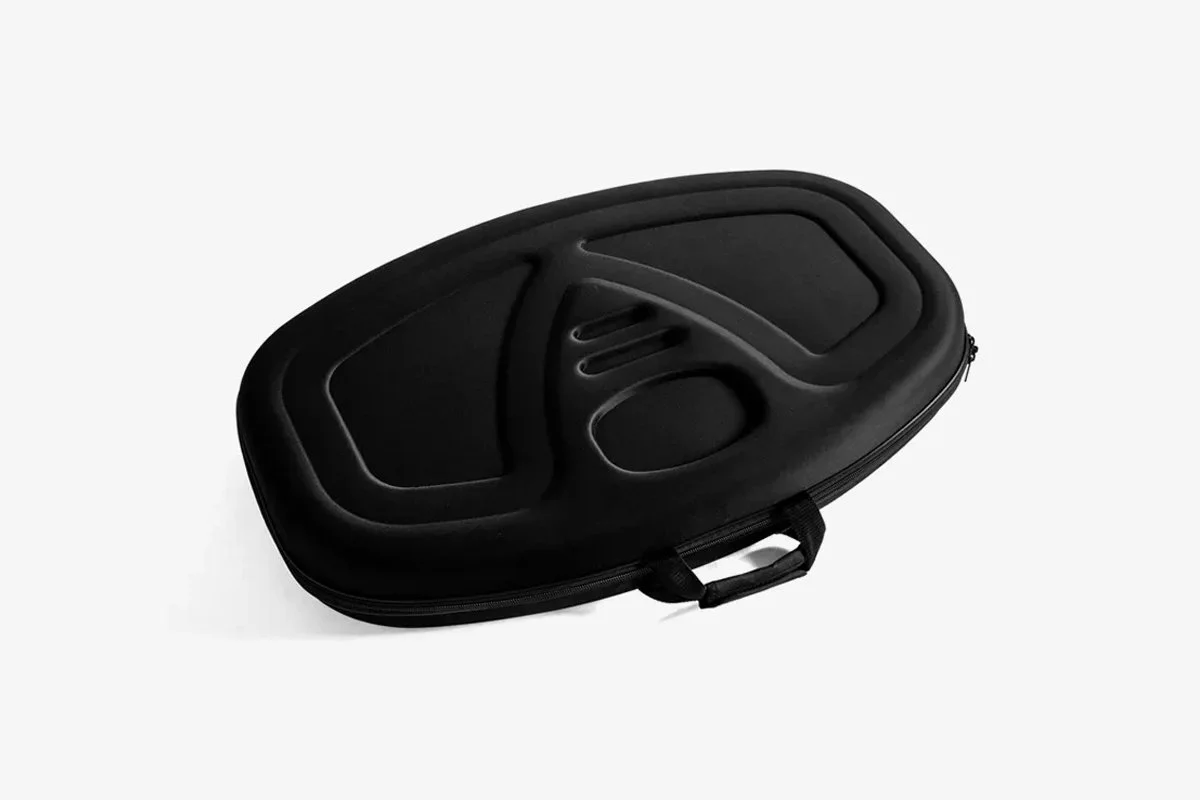 Una scatola nera di forma ovale con un manico e un disegno tridimensionale su la superficie