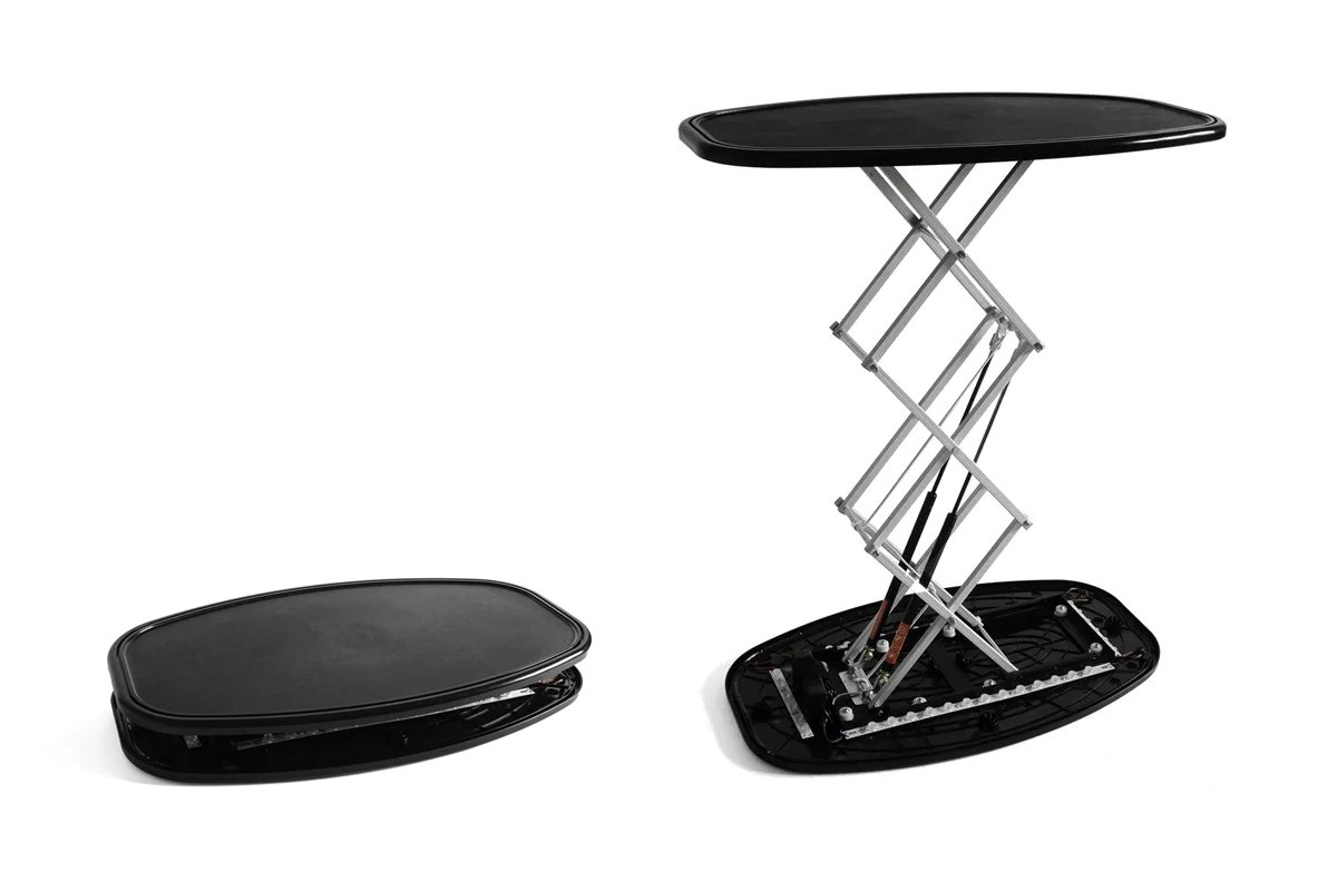 Un orologio da tavolo con le parti smontate mostrano il meccanismo interno e la base.