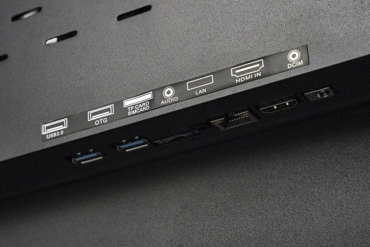 Vista dei porti di connessione di un dispositivo elettronico con porte USB, HDMI, LAN e slot per schede TF e SIM.