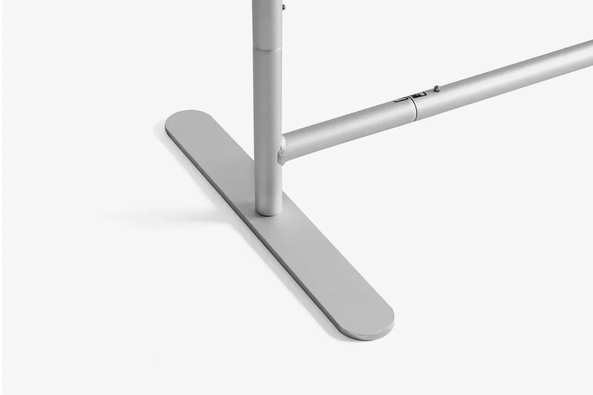 Parte di una base di un supporto, probabilmente di una sedia o di un elemento di arredamento, tutto in colore bianco.