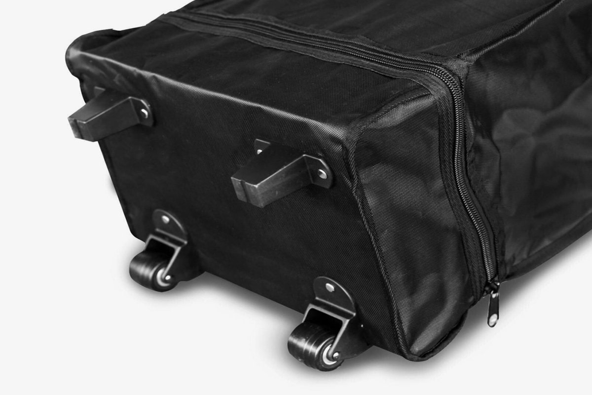 Valigia nera con rotelle e maniglie ripiegate sui lati, vista dal basso.