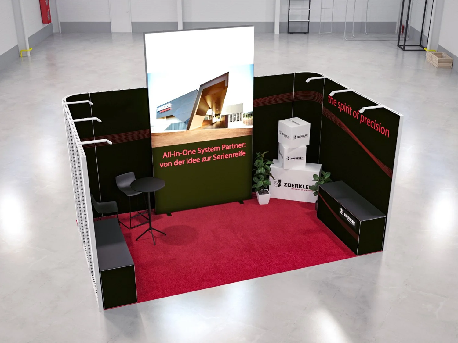 Stand espositivo con pannelli neri rossi e bianco, sedie, piante e scatole con logo, su pavimento rosso in uno spazio aperto.