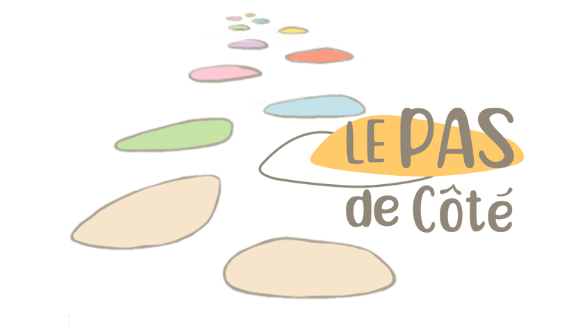 Un chemin de galets colorés menant à un message écrit en français, 'LE PAS de Côté'.
