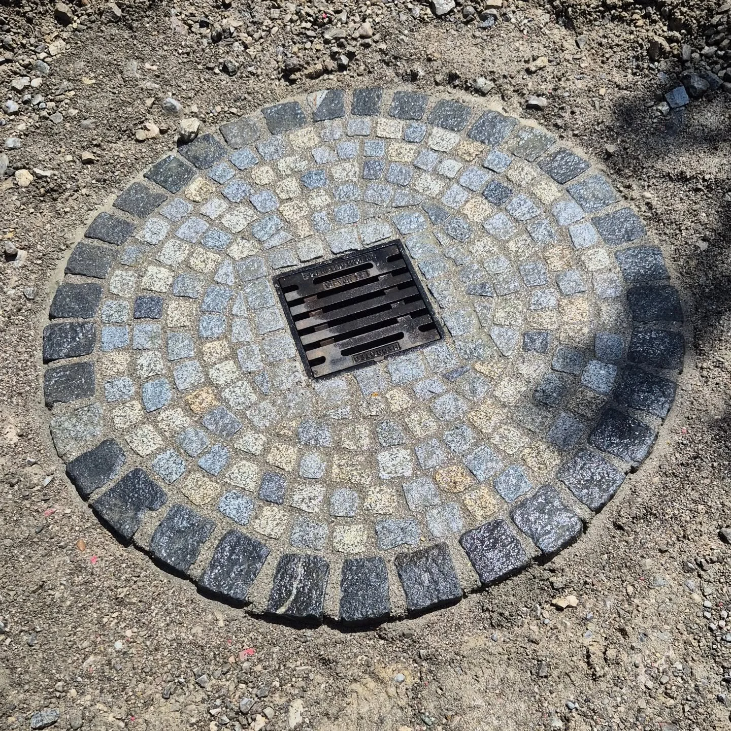 Kleines Pflasterprojekt vom letztem Jahr
Kreis aus Granit Gro&szlig;stein mit Mosaik auspflasterung

#gartenbau #pflastern #granit #gartenundlandschaftsbau #steinarbeiten