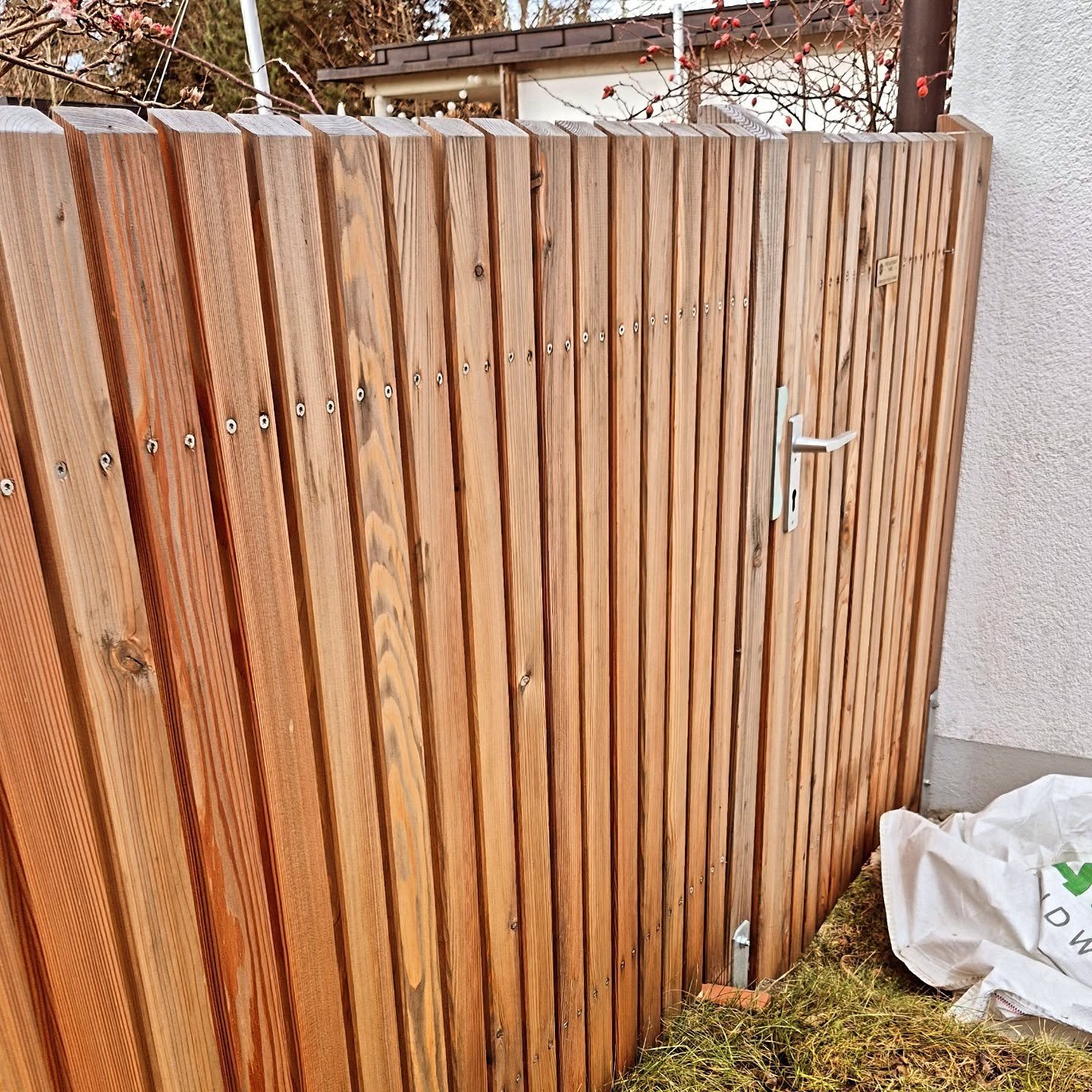 Zaunbauprojekt vom Letzten Jahr
Langlebiger L&auml;rchenholzzaun mit Tor auf zwei h&ouml;hen