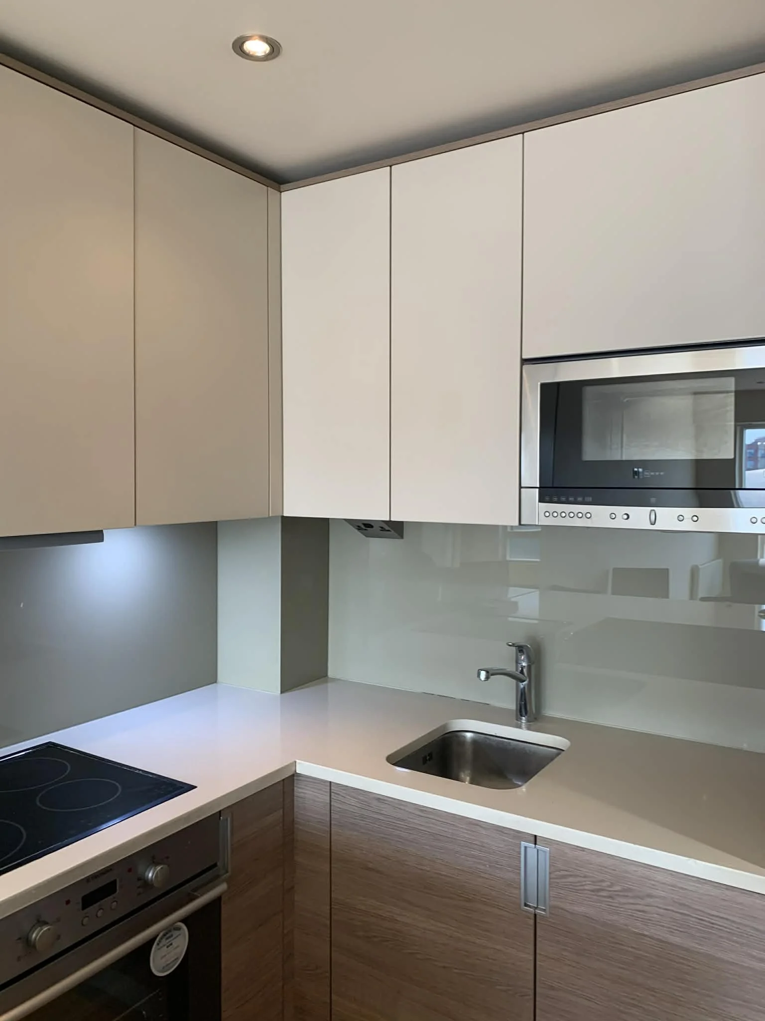 Modern kitchen professionally cleaned as part of a domestic cleaning service in Lonon