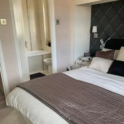 Freshly cleaned bedroom prepared by our experienced London housekeeping tezm
