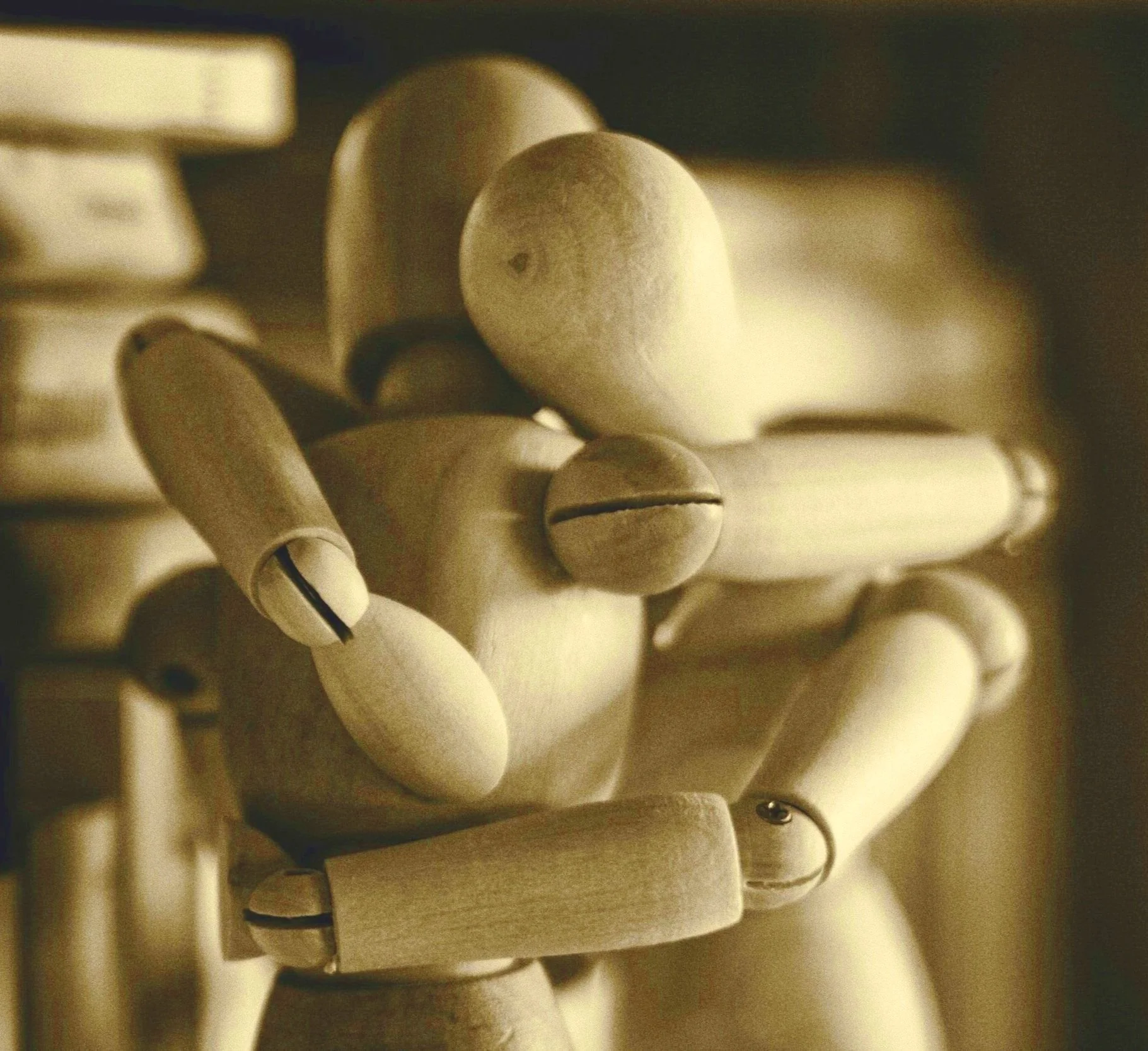 Två trädockor, en större och en mindre, i en närbild.