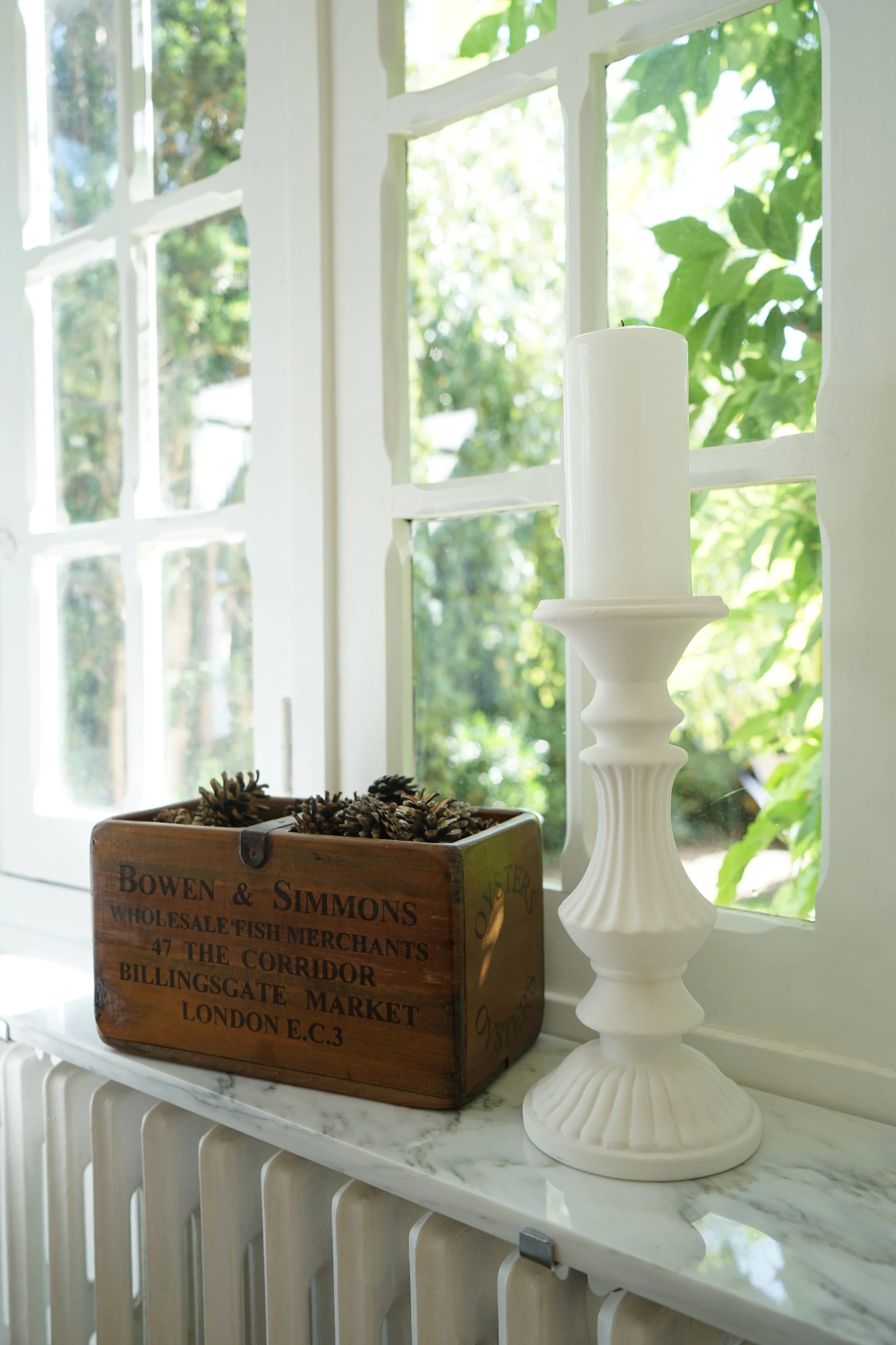 Bougeoir et fenêtre ancienne