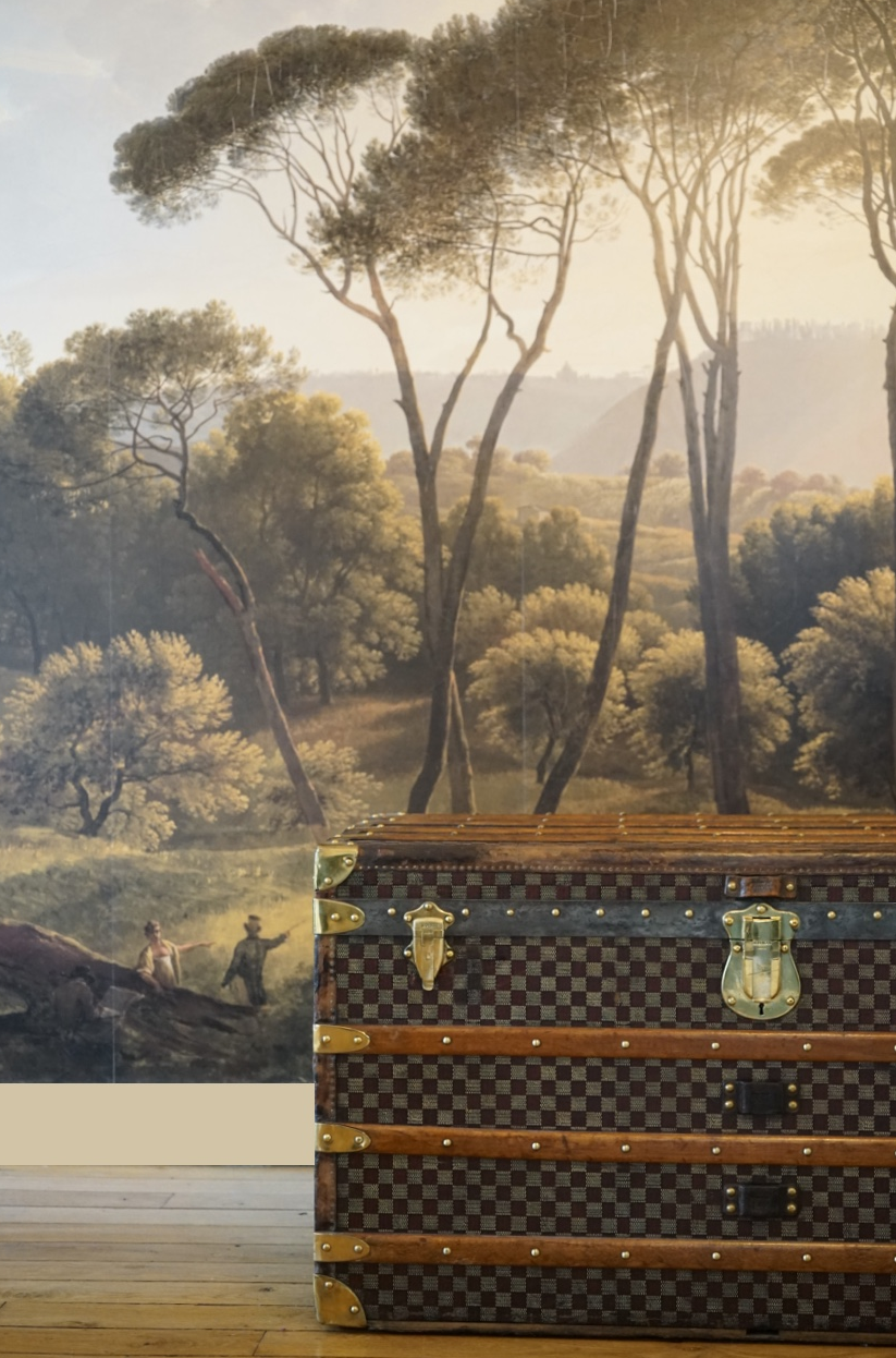 Malle vintage avec papier peint panoramique 