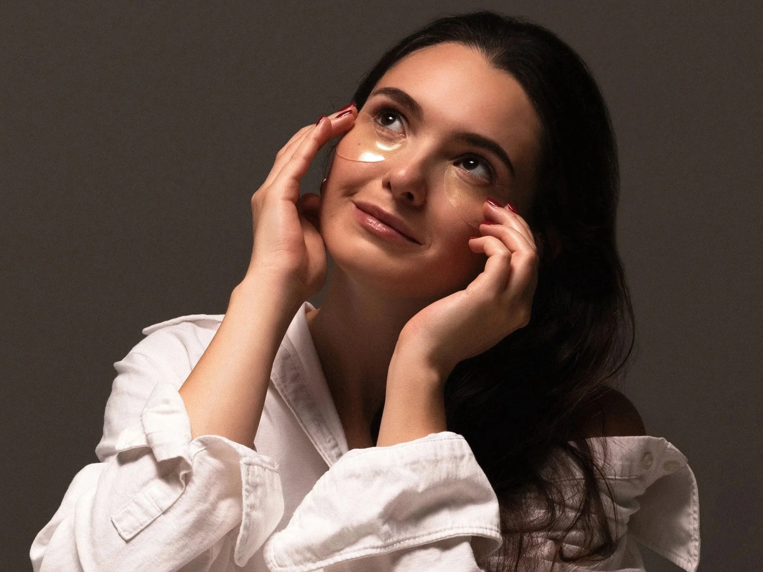 10 błędów w pielęgnacji, które przyspieszają starzenie skóry – i jak ich unikać.