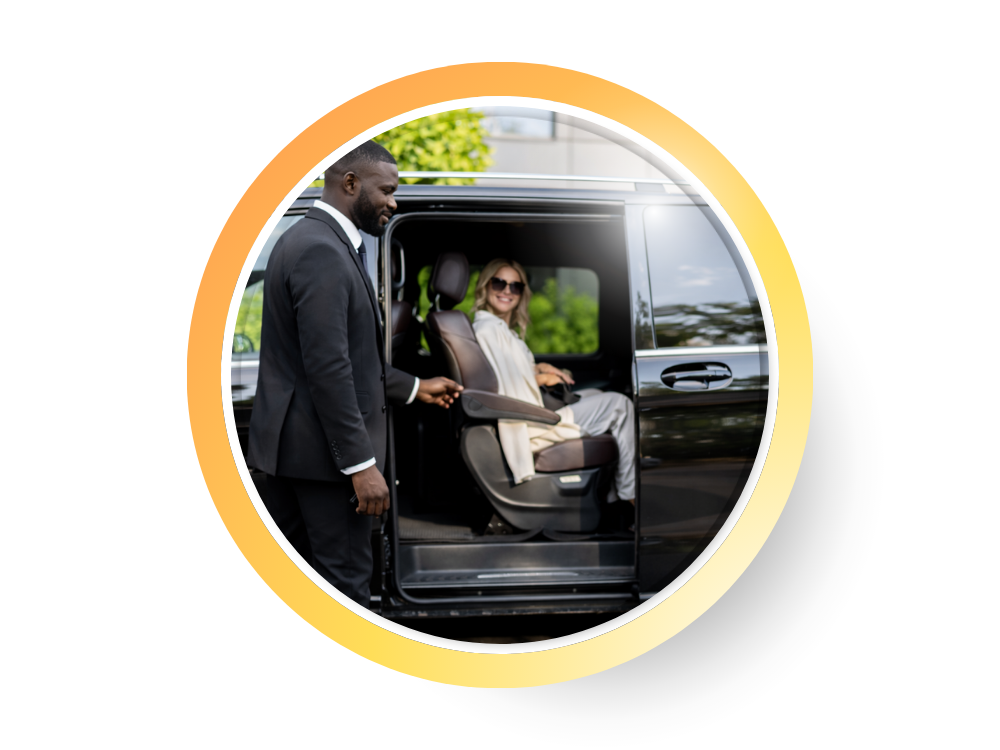 Une femme souriante en voiture, avec un homme en costume aidant à monter ou à descendre de la voiture.