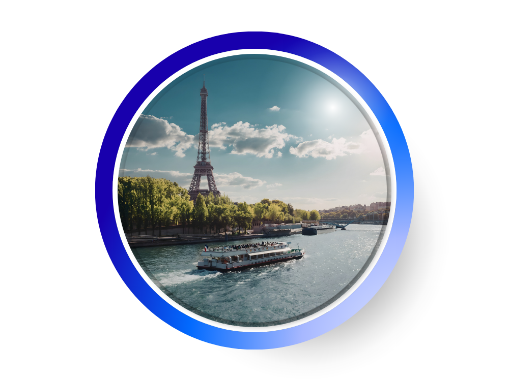 Vue de la Tour Eiffel sur la Seine à Paris avec un bateau naviguant sur l'eau et un ciel en partie nuageux.