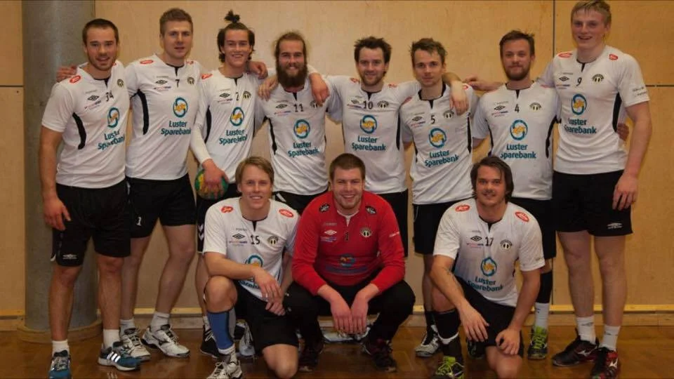 Bilde er tatt fra årets studentmesterskap hvor vi tapte kvartfinalen mot OSI. Bak fra venstre: Thomas Øren, Anders Kvamme, Tobias Davidsen, Andreas Davidsen, Øyvind Vraalsen, Ole Kristian Gjerstad, René Baardsen, Henrik Halvorsen. Foran fra venstre:…