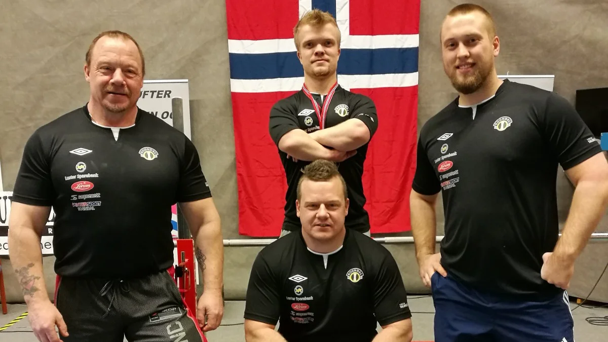NM i benkpress. Nils Espeseter (t.v.)&nbsp;, Tommy Navarsete (midten framme), Fredrik Eskil Myrvang (midten bak), Roger Navarsete (t.h.).