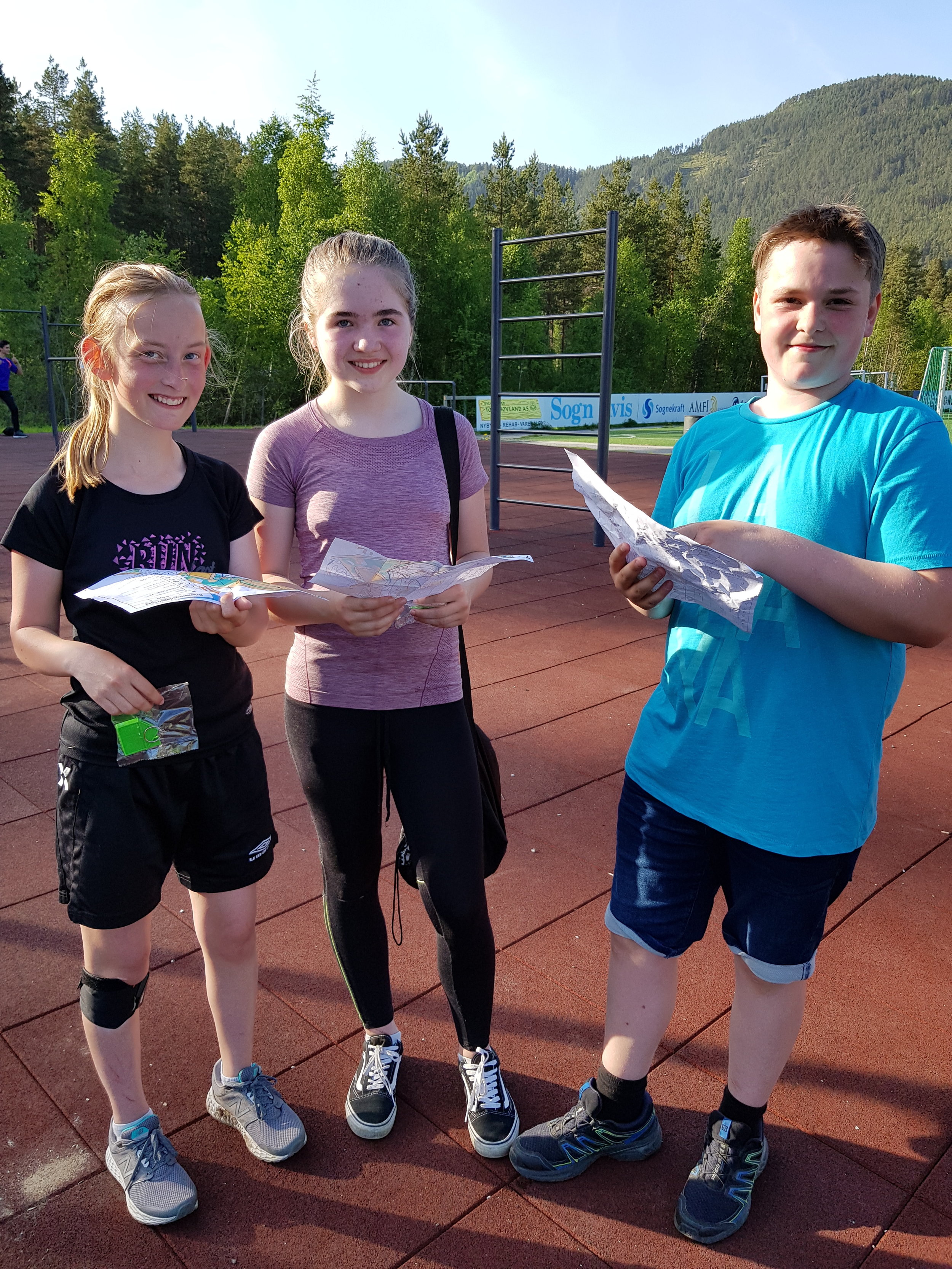 8.klassingane Thea, Olivia og Jonas deltok som del av kroppsøvinga på Kaupanger skule
