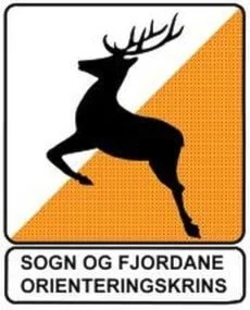 Symbolsk skilt med bilde av en hjort, delvis svart og delvis oransje, og teksten "Sogn og Fjordane Orienteeringskrins" under.