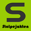 Grønn bakgrunn med svart stor S og teksten 'Stolpejakten' under.