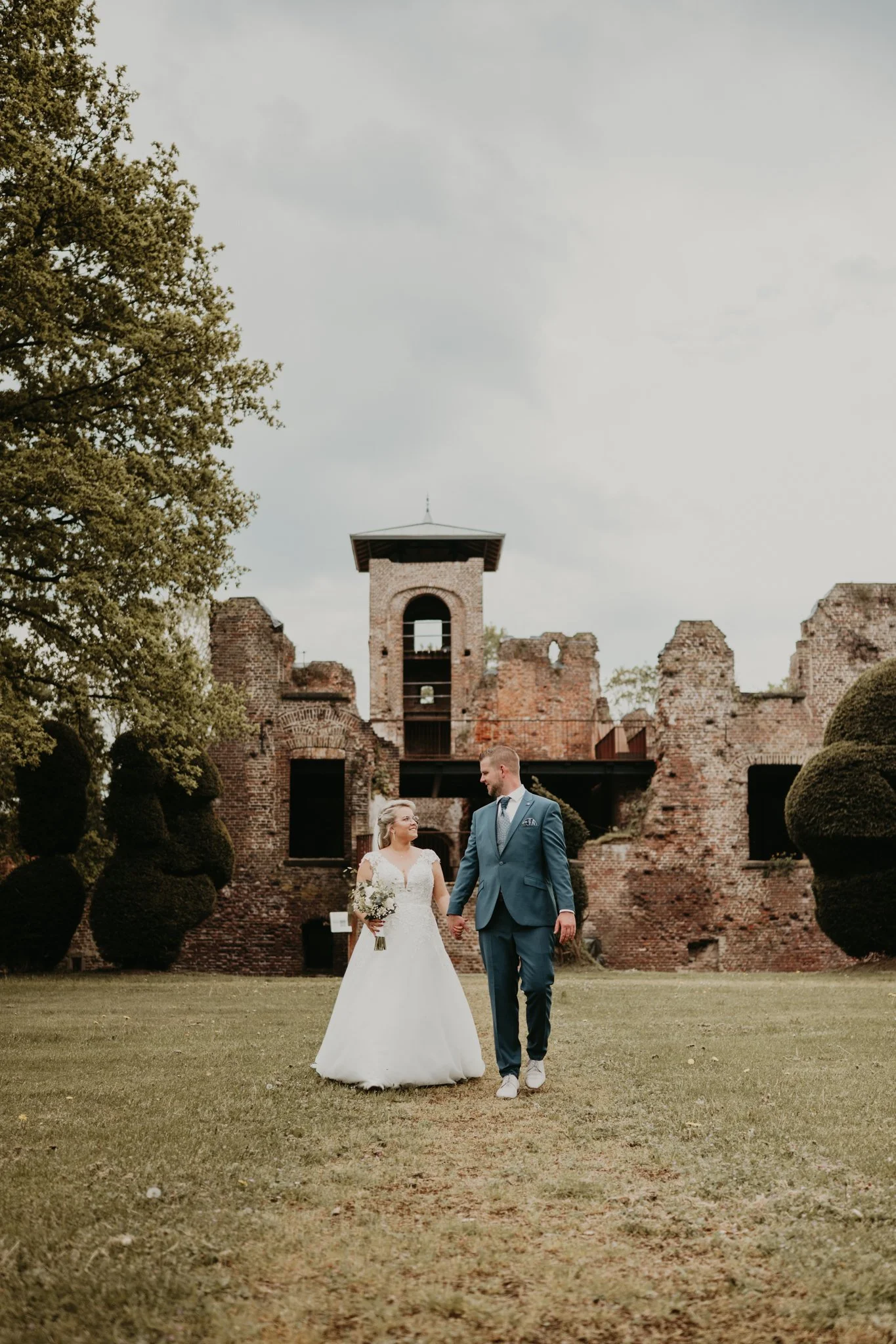 Tuinbruiloft aan het bos – trouwen in Noord-Limburg met fotoshoot bij ruïne Blijenbeek