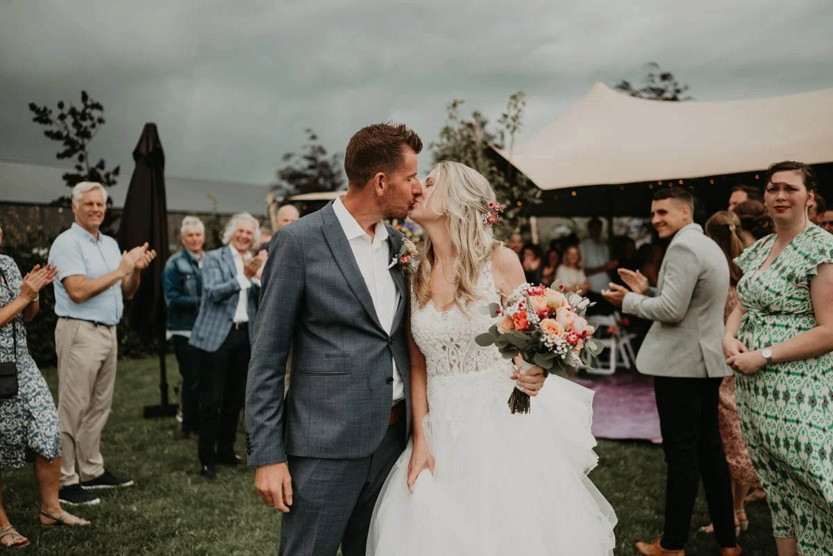 Trouwen in eigen achtertuin – Een bruiloft met stretch tent