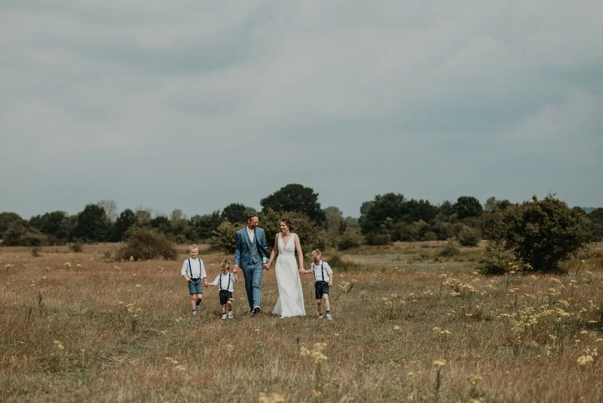 Een sfeervolle boerenbruiloft met kinderen bij Onder de Panne