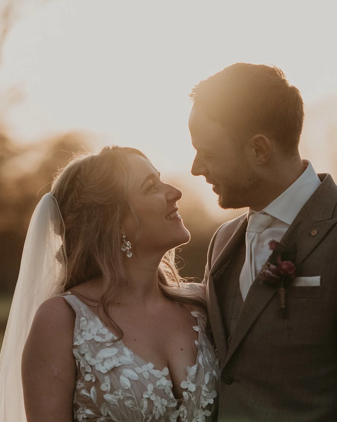 Winterbruiloft bij Kloster Graefenthal 🤍❄️

Trouwen in januari met een stralend zonnetje&hellip; L &amp; A hadden dat geluk! 

Na een ontspannen ochtend was de First Look in de prachtige kruisgang van het klooster. De foto&rsquo;s konden we buiten m