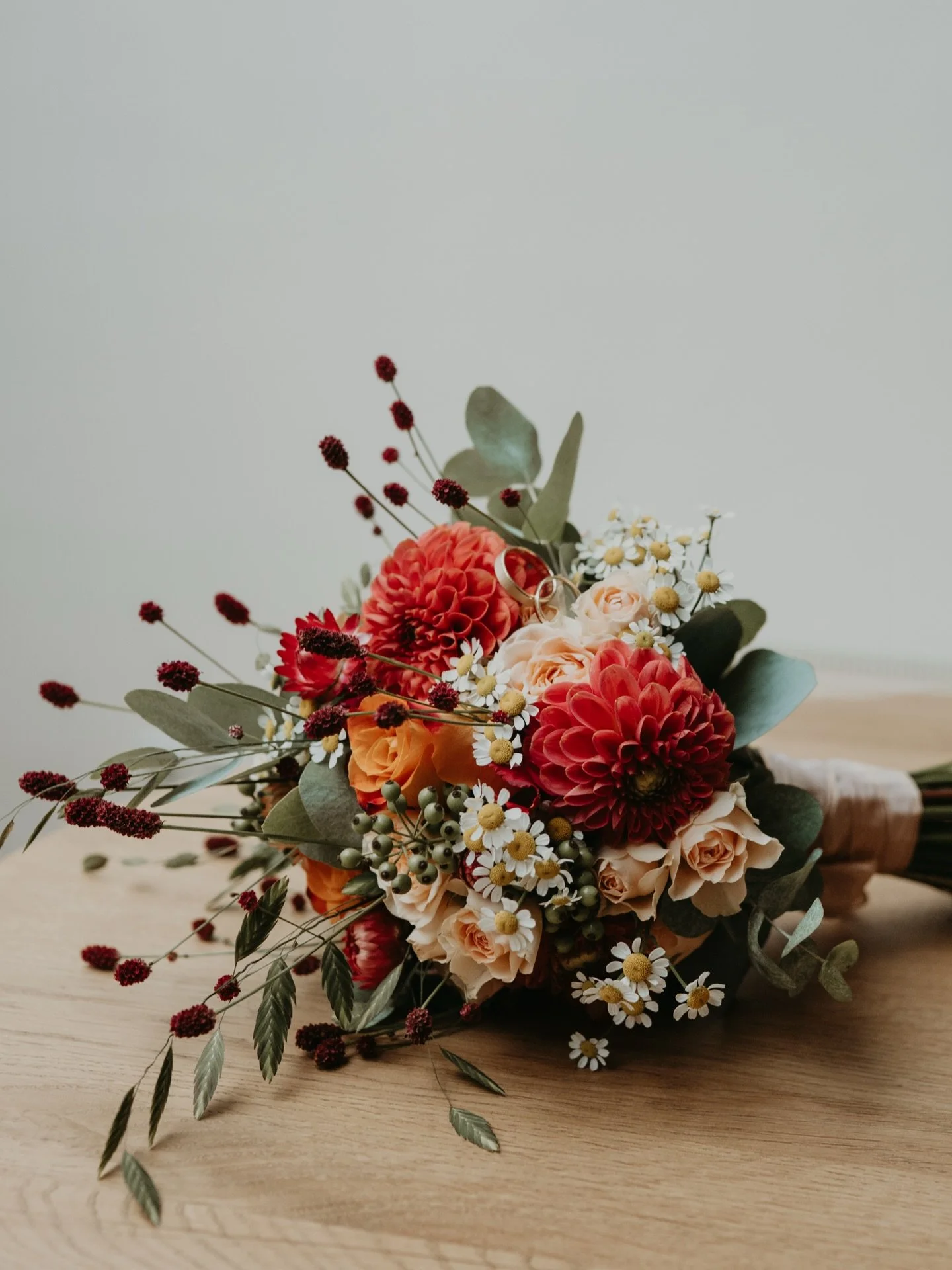 De bloesem staat weer in bloei, de tulpen schieten uit de grond, de eerste vlinders vliegen rond en de dagen worden eindelijk weer langer. 

Dat betekent lente!!! 🌸 
Jeej mijn lievelingsseizoen! En dan mag ik vandaag ook nog een bruiloft vastleggen.