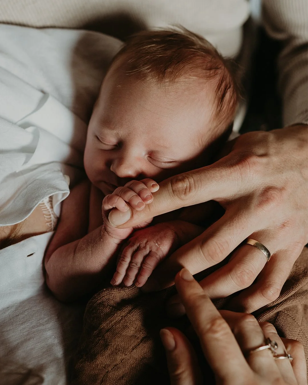 Newborn Wies 💖

Afgelopen zomer mocht ik de bruiloft van Jolijn en Niek vastleggen, en nu mocht ik opnieuw een heel bijzonder moment in hun leven vastleggen: de komst van kleine Wies 🤍