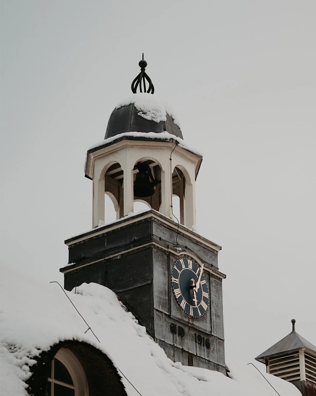 Trouwen in de winter en dan ook nog sneeuw hebben! ❄️ N&amp;G hadden dit geluk tijdens hun prachtige dag. 

Kijk mee naar de eerste beelden van hun samen en de kleine in de buik 🤍
.
.
.
#winterbruiloft #trouwenindewinter #sneeuwbruiloft