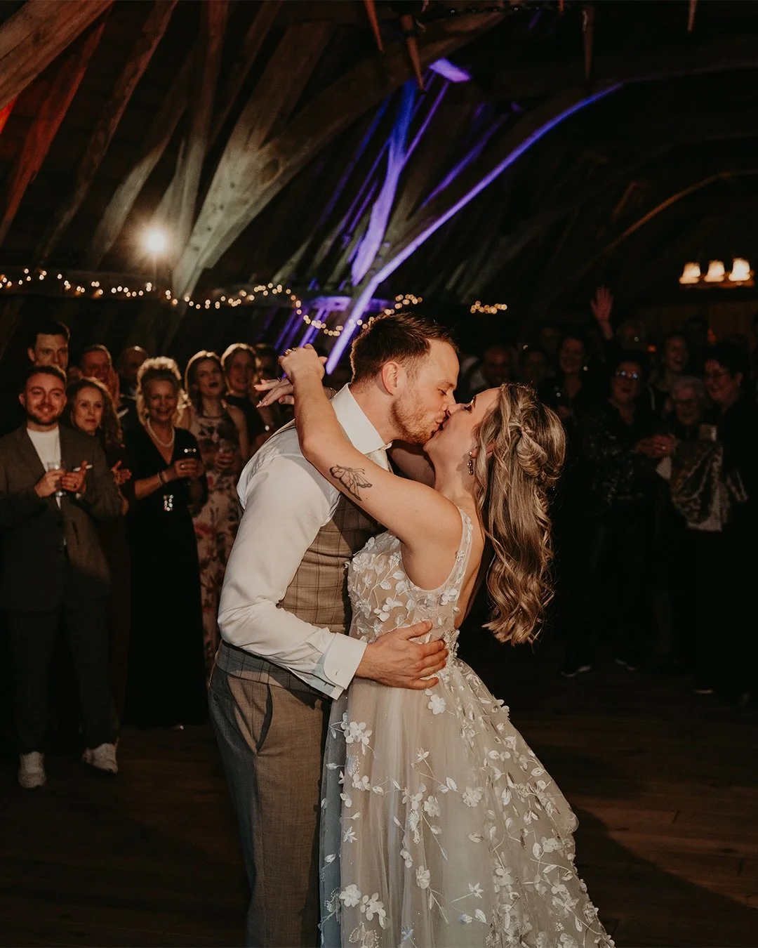 Het feest! 🎉

Tijd dat er gedanst mag worden! Wist je dat ik ook het begin van het feest vastleg?

De binnenkomst van de avondgasten, de openingsdans en de eerste volle dansvloer.

Ik blijf ongeveer een uur, zodat de sfeer van de avond mooi wordt va