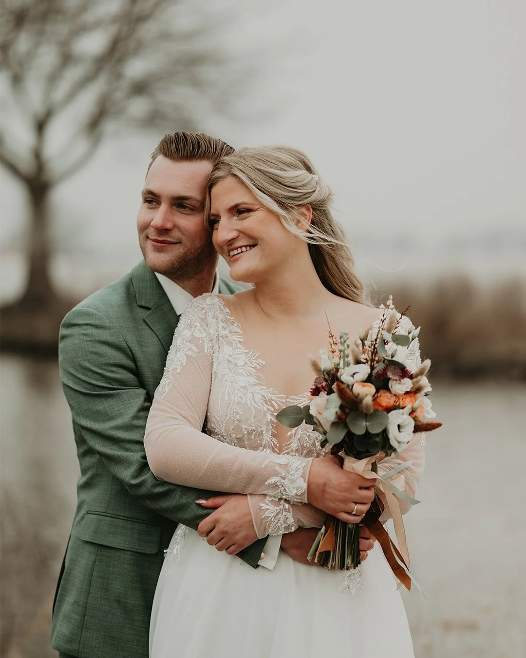 Voordat de lentebruiloften eraan komen, deel ik nog even deze winterbruiloft ❄️✨ Want die verdient zeker ook een plekje op mijn feed!

C &amp; M trouwden afgelopen januari bij de Willemshoeve in Woerden 🤍

Ze zagen elkaar voor het eerst bij de Lek, 