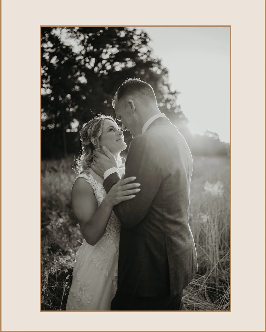 Wat beelden tijdens het golden hour van de bruiloft van R&amp;M bij @kasteeltongelaar 🤍🤍🤍