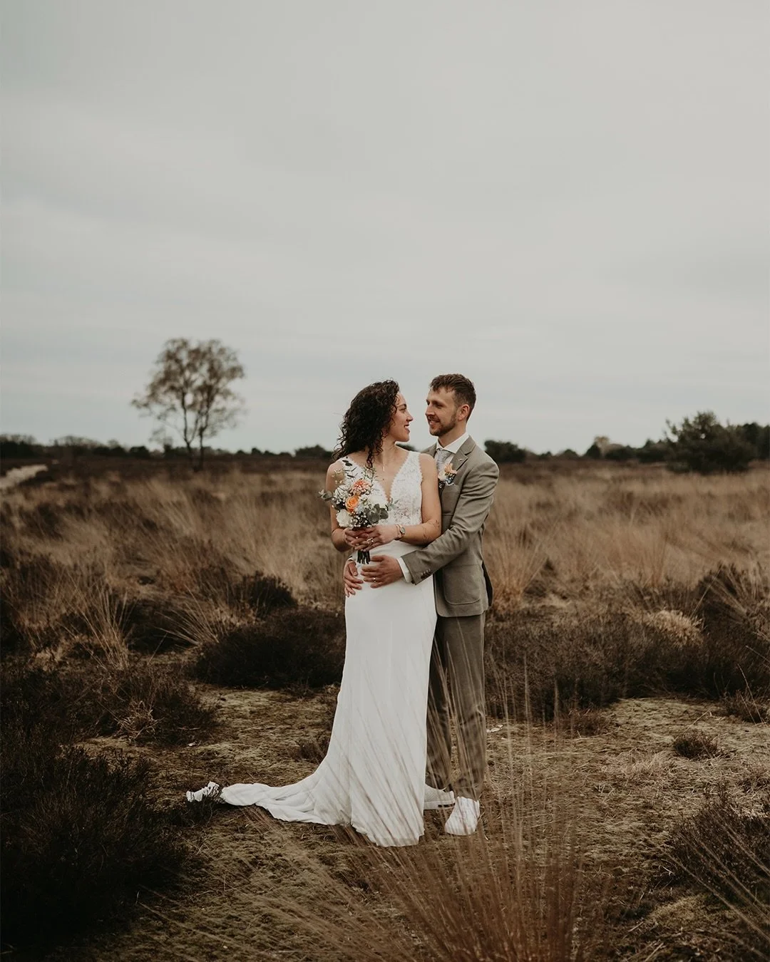 A&amp;T trouwden helemaal op hun eigen manier🤍

Geen standaard setting, maar een intieme bruiloft in hun eigen droomhuis dat ze zelf aan het bouwen zijn. Omringd door een klein gezelschap van dierbaren.

Geen zittende ceremonie, maar een ontspannen 