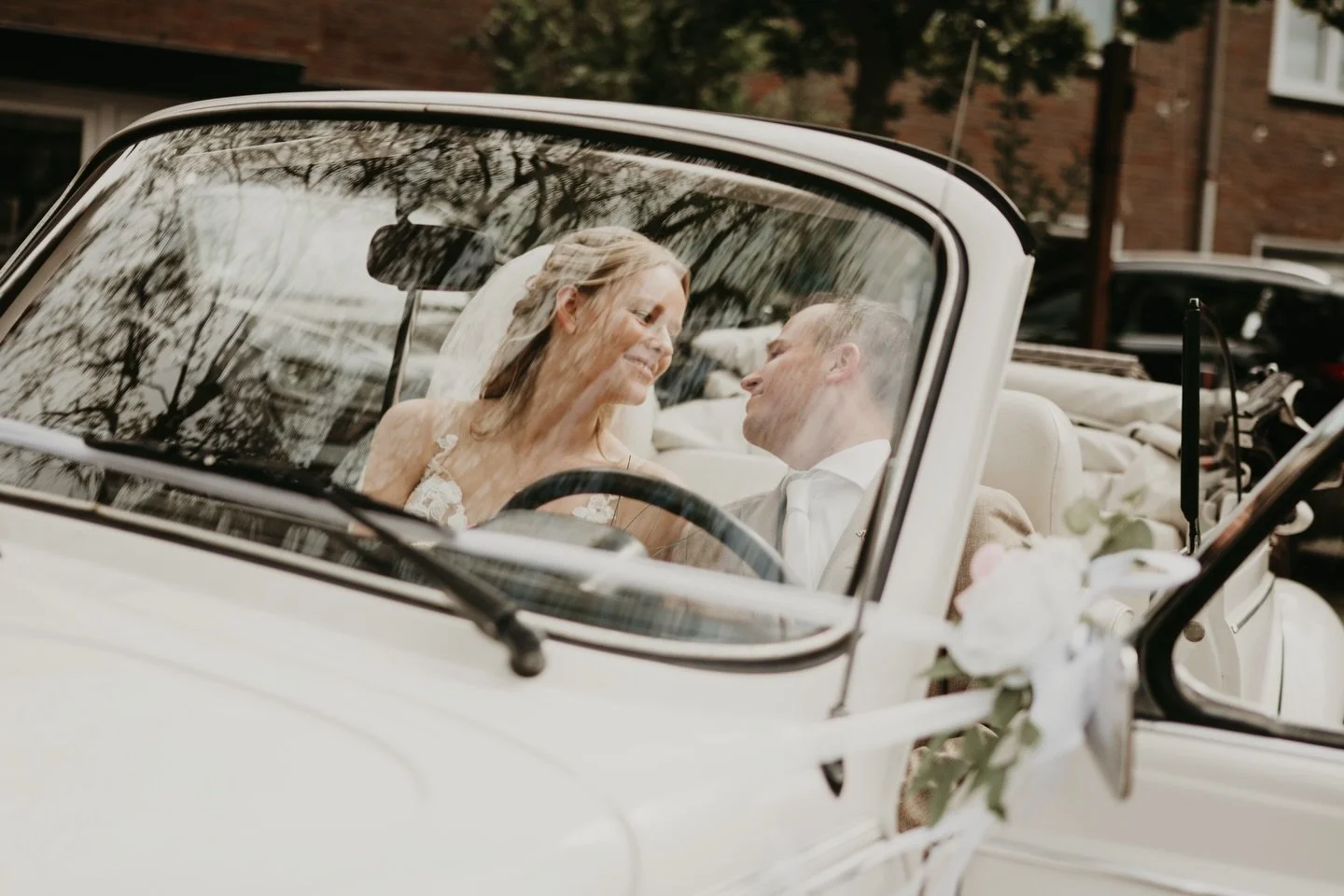 Wat is dit weer toch genieten! ☀️
En heb je de voorspellingen voor morgen al gezien? Je zal dan maar trouwen&hellip; wat een geluk!! 🤍

Voor mij voelt het als een echte thuiswedstrijd, want morgen mag ik een bruiloft vastleggen in mijn eigen dorpje 