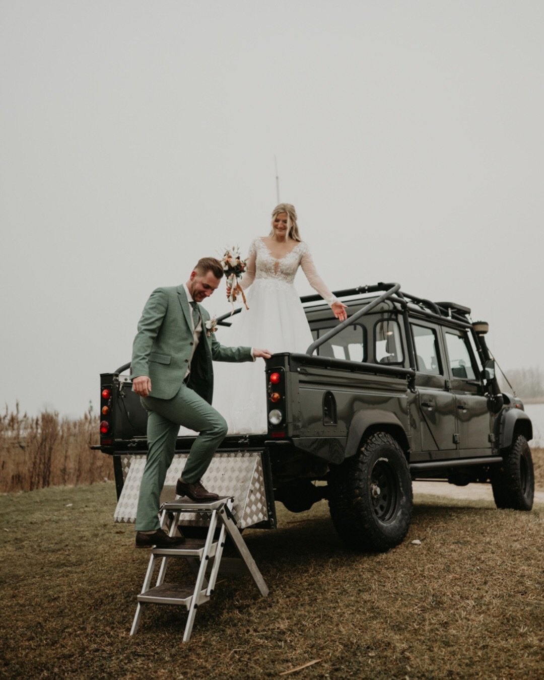 En toen stonden we vast&hellip; 😅

Tijdens de fotoshoot aan de Lek, gingen we op pad met de Land Rover van haar oom.
&ldquo;Parkeer de auto maar op het strandje, dat is mooi!&rdquo;

Dus daar gingen we: het bruidspaar en ik achterin de bak, stuitere