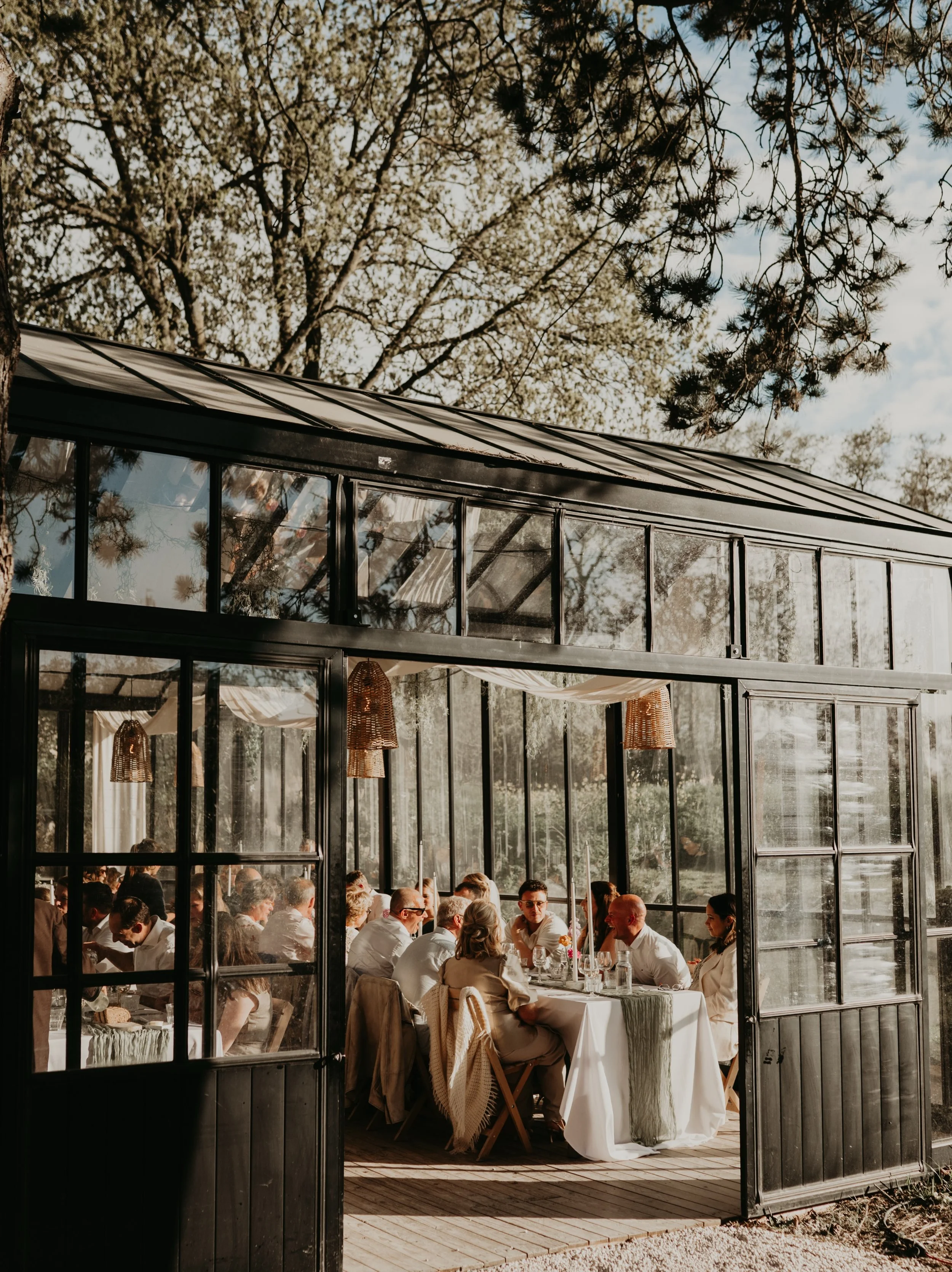 De mooiste dinerplekken komen voorbij, zoals deze prachtig gedekte tafel in de kas bij @paviljoenpuur ✨

Voor mij als fotograaf natuurlijk een plaatje, maar ik houd ook van een spontane, ongedwongen setting.

Ga jij voor prachtig gedekte tafels of ju